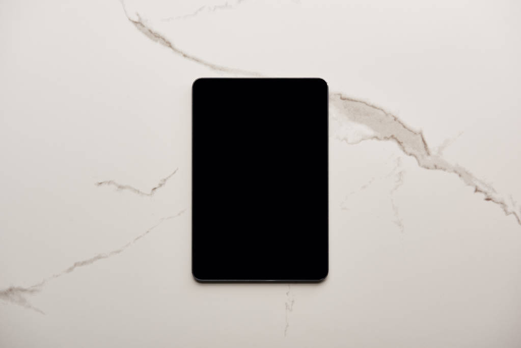 beyaz mermer yüzeyindeki tablet üstten görünüm - Fotoğraf, Görsel