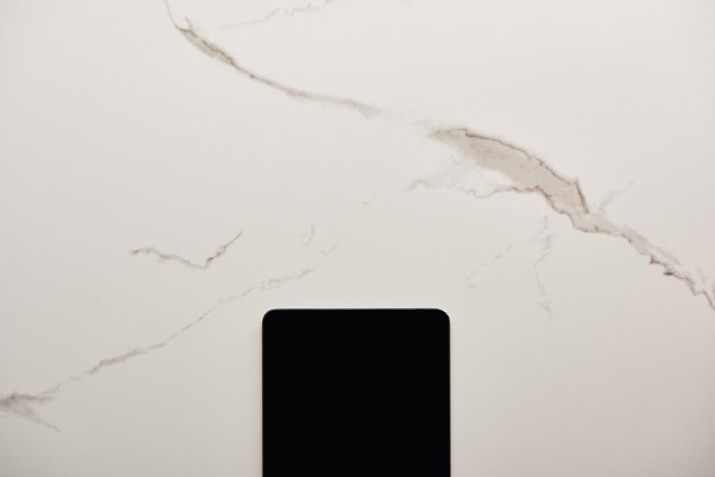 κάτοψη της ψηφιακή ταμπλέτα σε λευκή μαρμάρινη επιφάνεια - Φωτογραφία, εικόνα