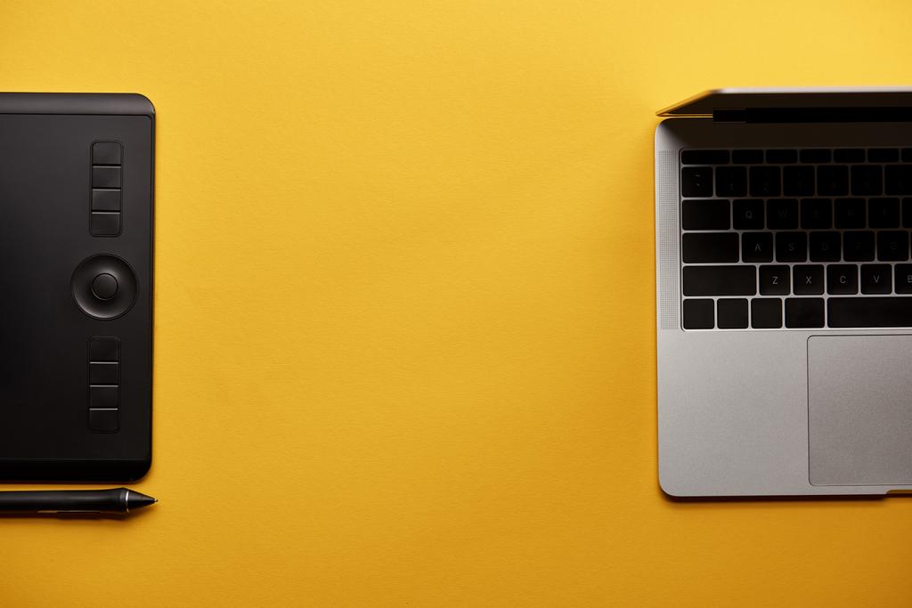 felülnézete a sárga felület nyitott laptop és grafikus tabletta - Fotó, kép
