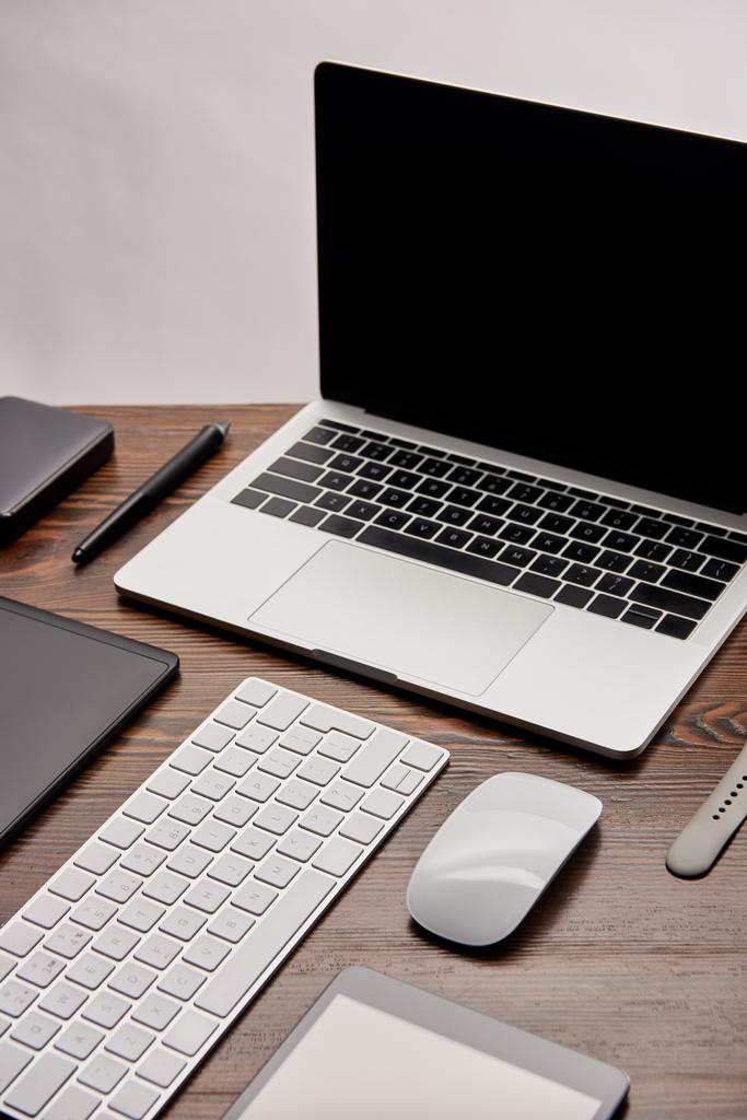 close-up de laptop com outros vários gadgets no local de trabalho designer de gráficos
 - Foto, Imagem