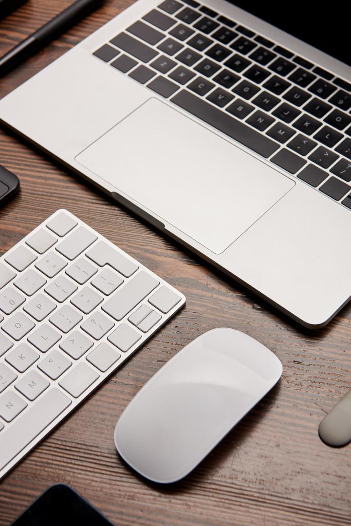 close-up de laptop com outros gadgets diferentes na mesa de trabalho
 - Foto, Imagem