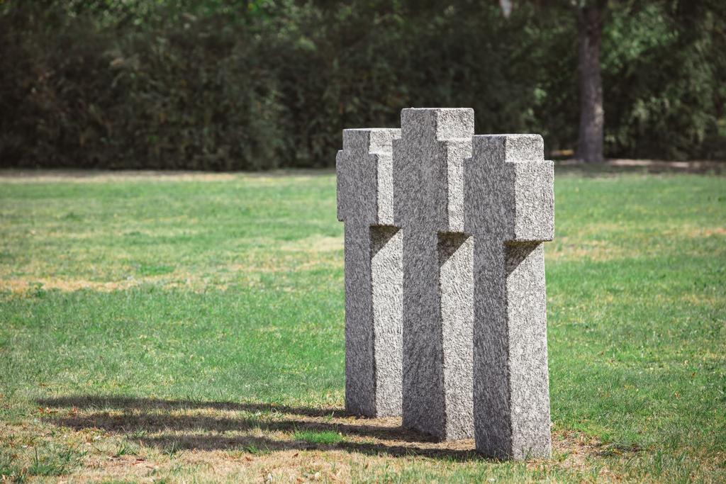 foyer sélectif de vieilles pierres tombales sur l'herbe au cimetière
 - Photo, image