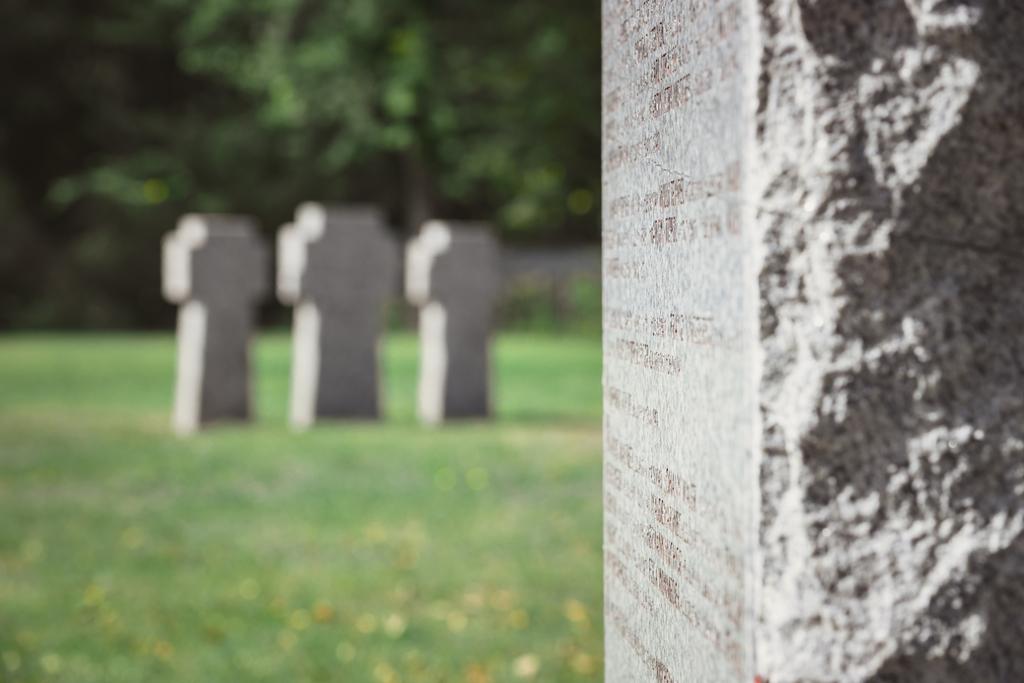Selektywny fokus starych kamień grób z napisem na cmentarzu  - Zdjęcie, obraz
