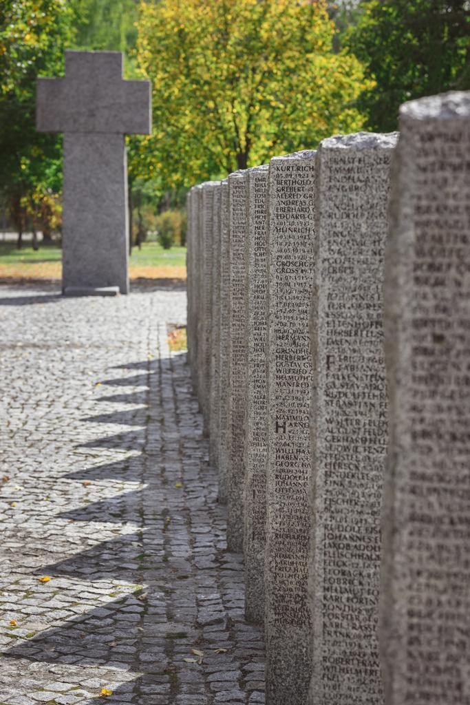 vue rapprochée de tombes identiques en pierre avec lettrage placé en rangée au cimetière
 - Photo, image