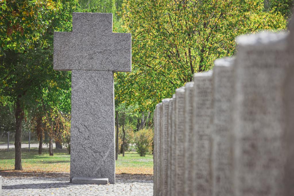 foyer sélectif de vieux monument commémoratif en forme de croix au cimetière
  - Photo, image