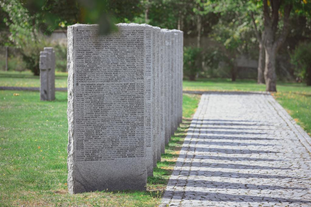 πανομοιότυπα τάφους με την επιγραφή που τοποθετούνται σε σειρά στο νεκροταφείο - Φωτογραφία, εικόνα