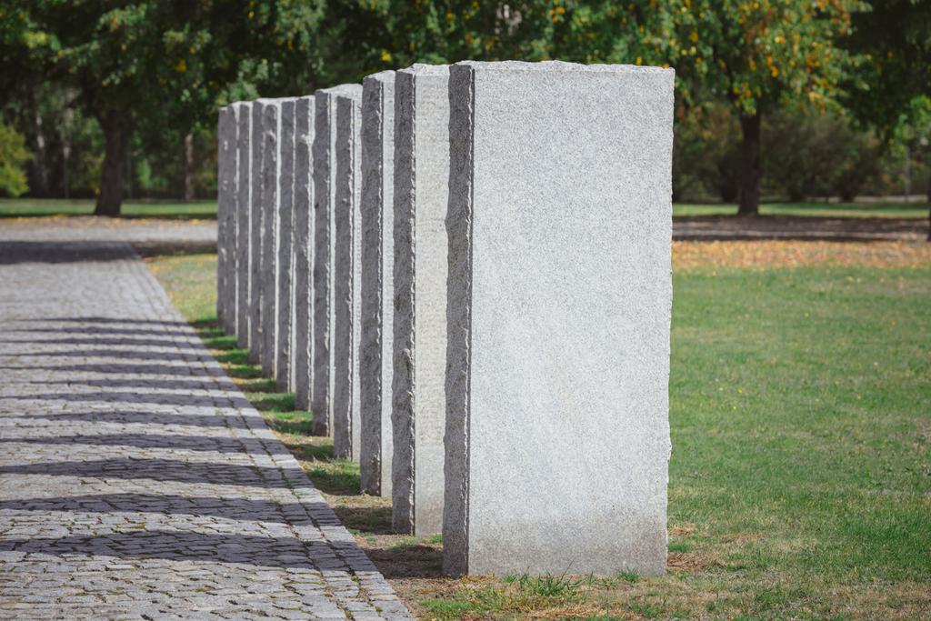 Selektywny fokus kamiennych grobowców umieszczone w rzędzie na cmentarz - Zdjęcie, obraz