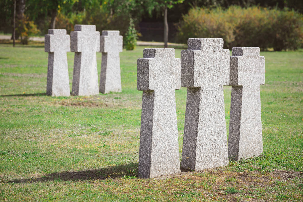 hřbitov s identické staré náhrobní pomník umístěn v řádcích  - Fotografie, Obrázek