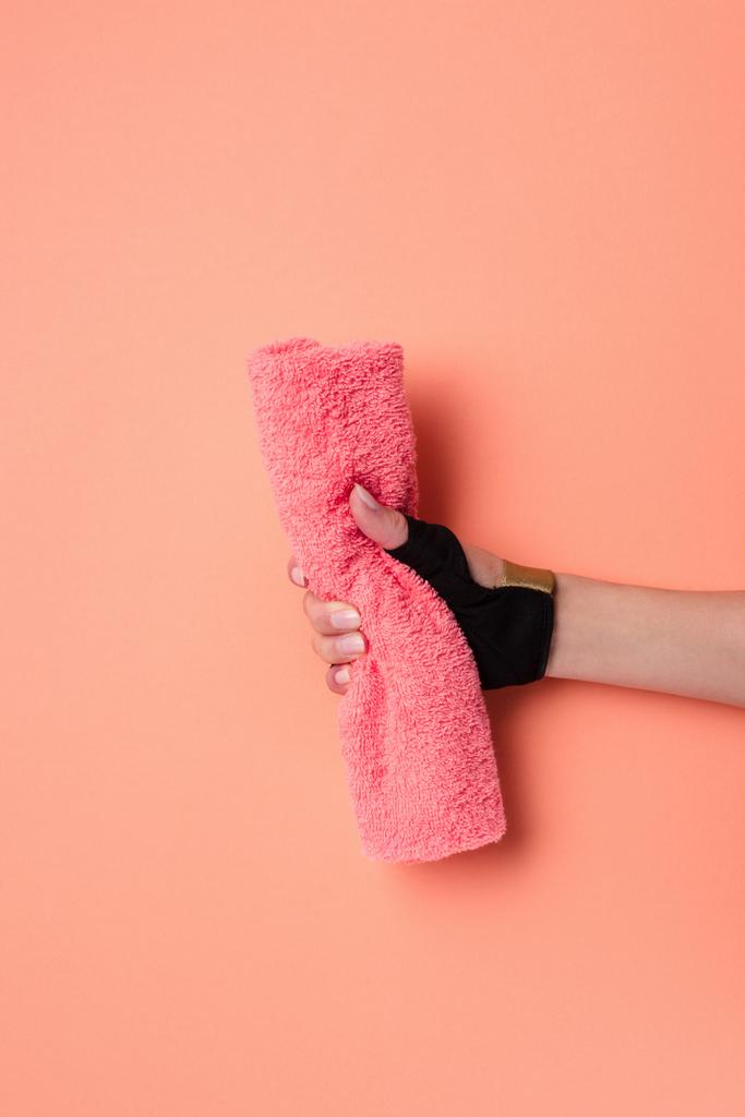 Vista cortada da mão feminina com toalha no fundo bege
 - Foto, Imagem