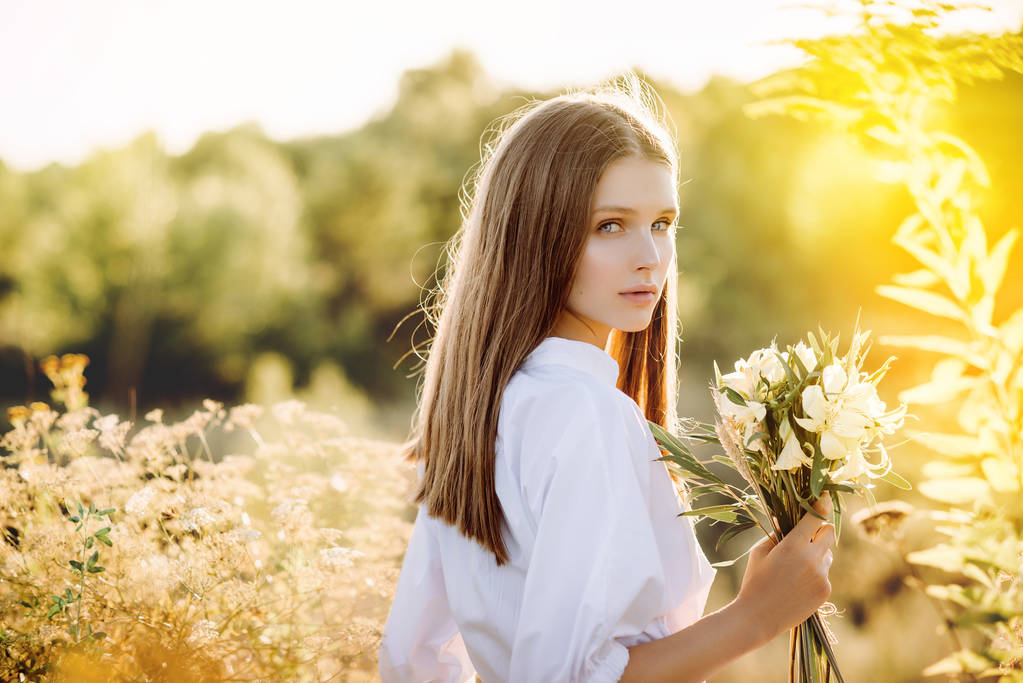 krásná dívka s květy v přírodě - Fotografie, Obrázek