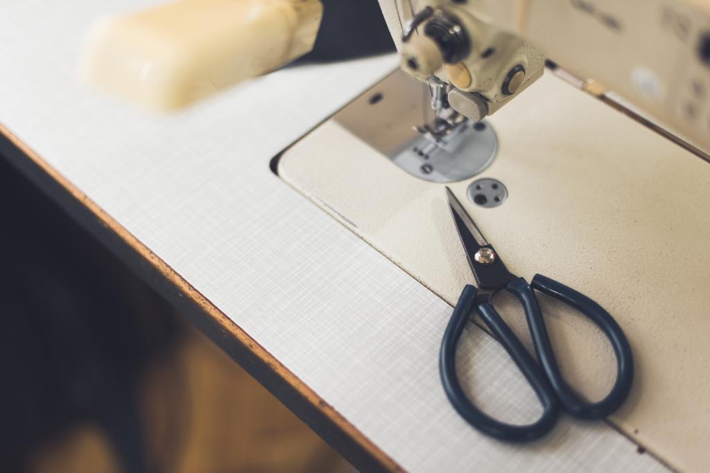 enfoque selectivo de la máquina de coser y tijeras en el taller
 - Foto, imagen