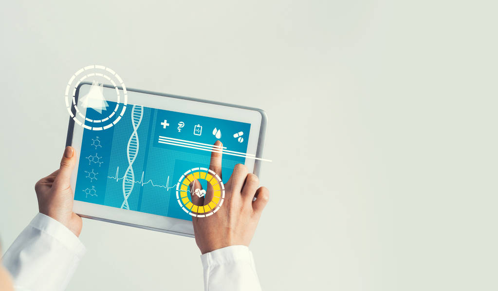 Zařízení pro PC tablety s obrazovkou medicínského rozhraní v rukou lékaře - Fotografie, Obrázek