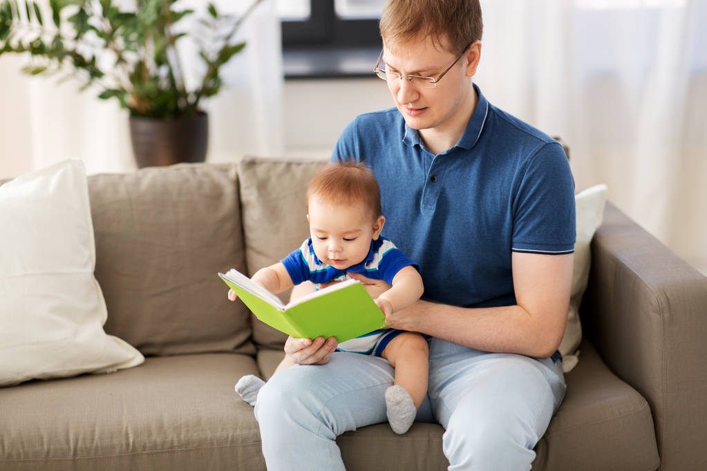 mutlu baba ve küçük bebek oğul evde kitap ile - Fotoğraf, Görsel