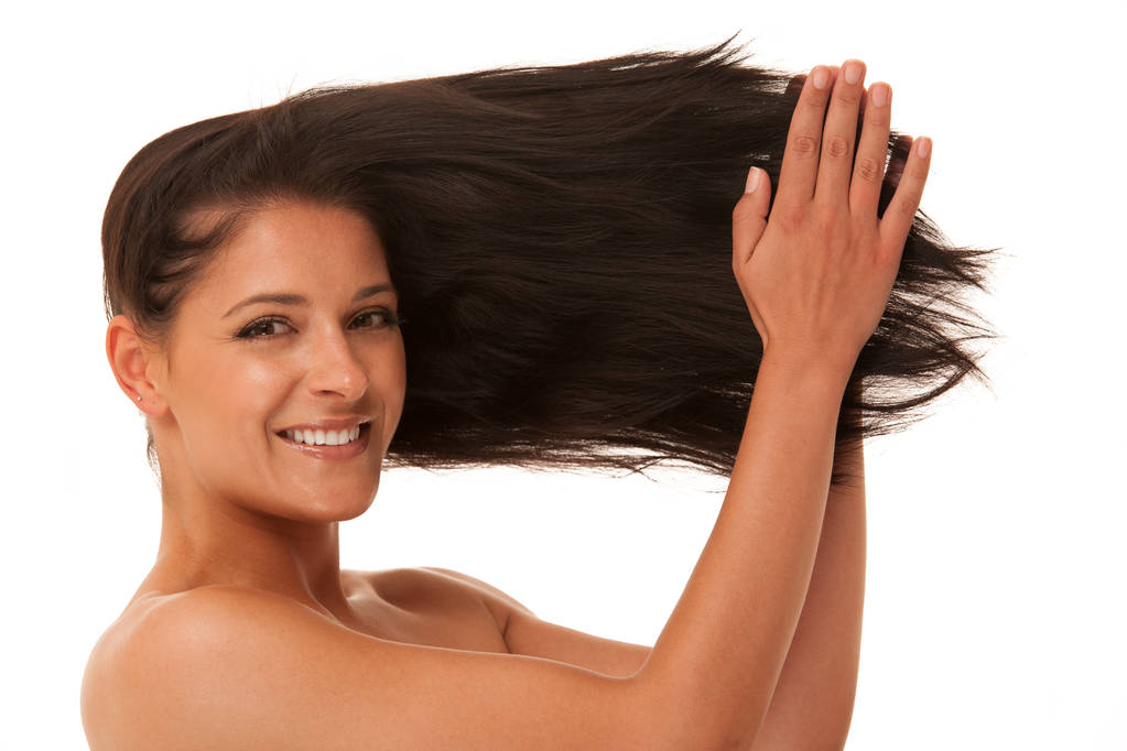 Γυναίκα εφαρμογή καλλυντικών στα μαλλιά της - φροντίδα των μαλλιών απομονώνονται σε λευκό φόντο - Φωτογραφία, εικόνα