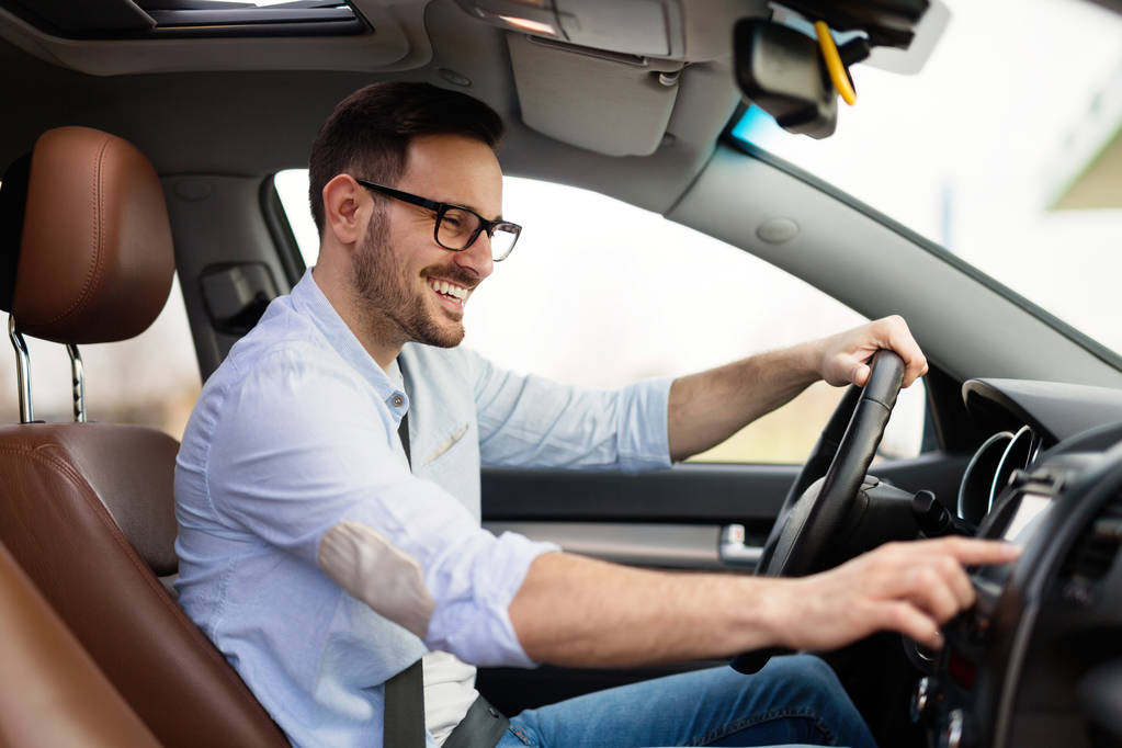 Mann mit modernem GPS-Navigationssystem im Auto unterwegs - Foto, Bild