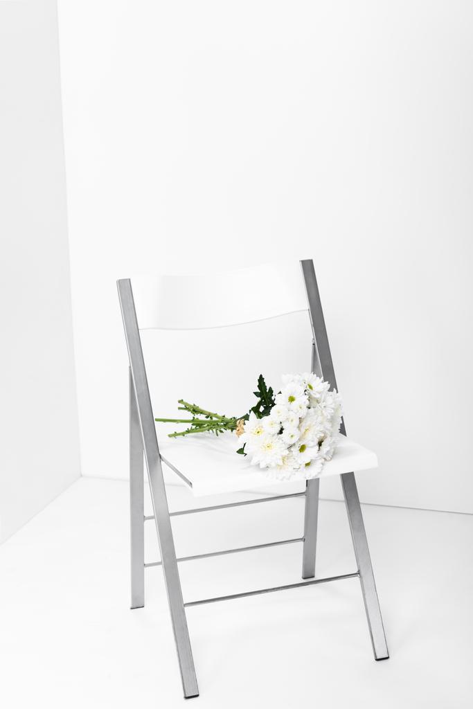 букет з білих квітів на стільці з копією простору
  - Фото, зображення