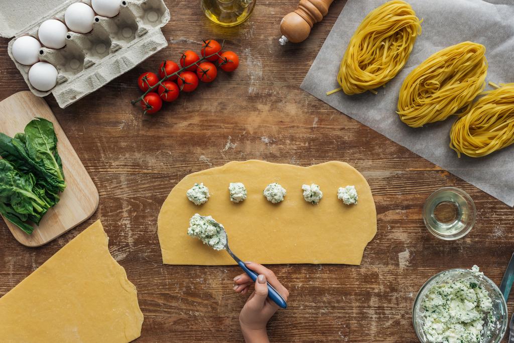 krem peynir hamur mantı, ahşap masa için doldurma koyarak eller üstten görünüm - Fotoğraf, Görsel