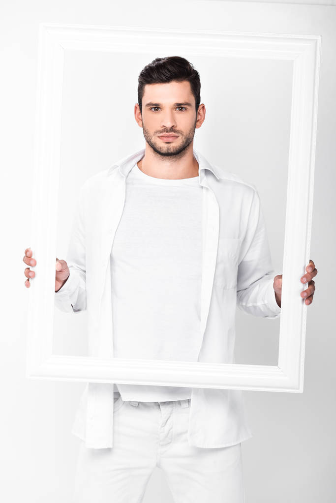 pohledný dospělý muž s rámem izolované na bílém - Fotografie, Obrázek