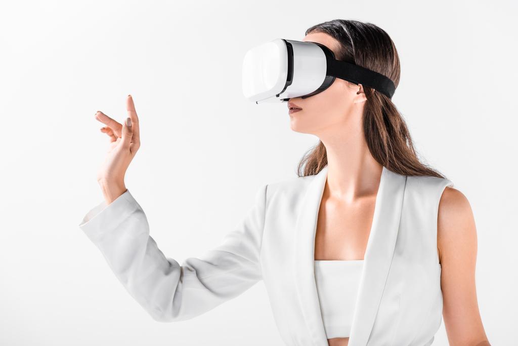 大人の女性が白で隔離仮想現実のヘッドセットで身振りで示すことのクローズ アップ - 写真・画像