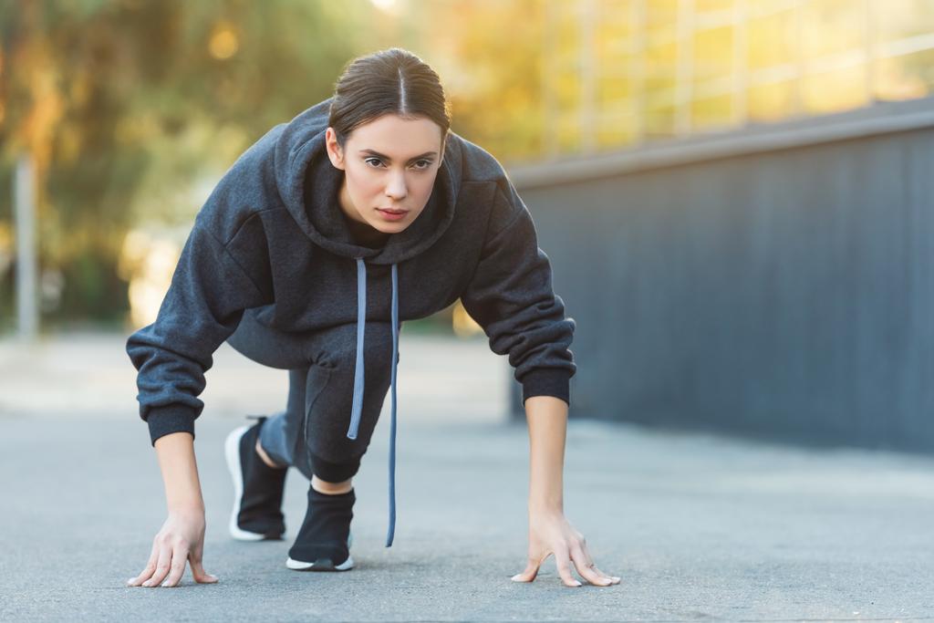 aktywnych dorosłych sportsmenka exercising przed jogging na ulicy - Zdjęcie, obraz