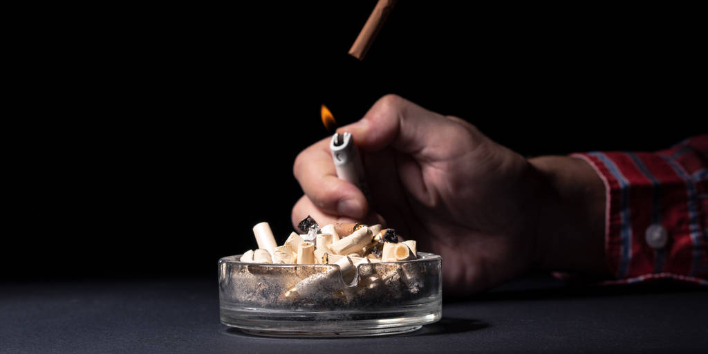 A dohányzás és a kár-hoz egészség fogalmát. A pultnál egy hamutartó és orvosi tablettát, mint egy szimbólum, a nikotin-függőség. - Fotó, kép