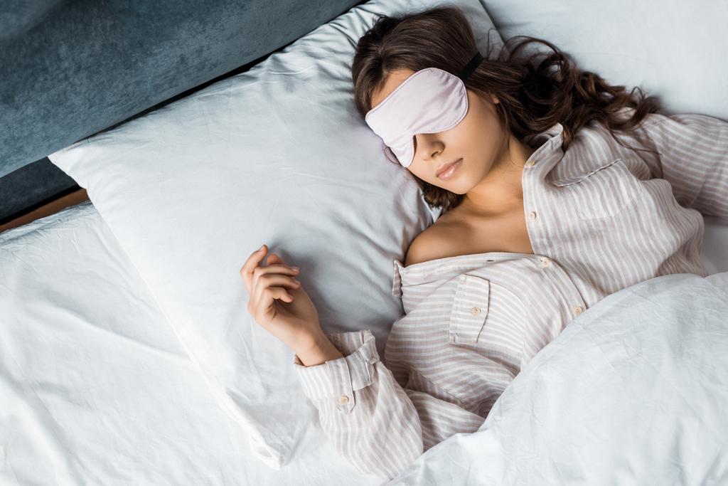 jovem morena mulher dormindo no olho máscara na cama
 - Foto, Imagem