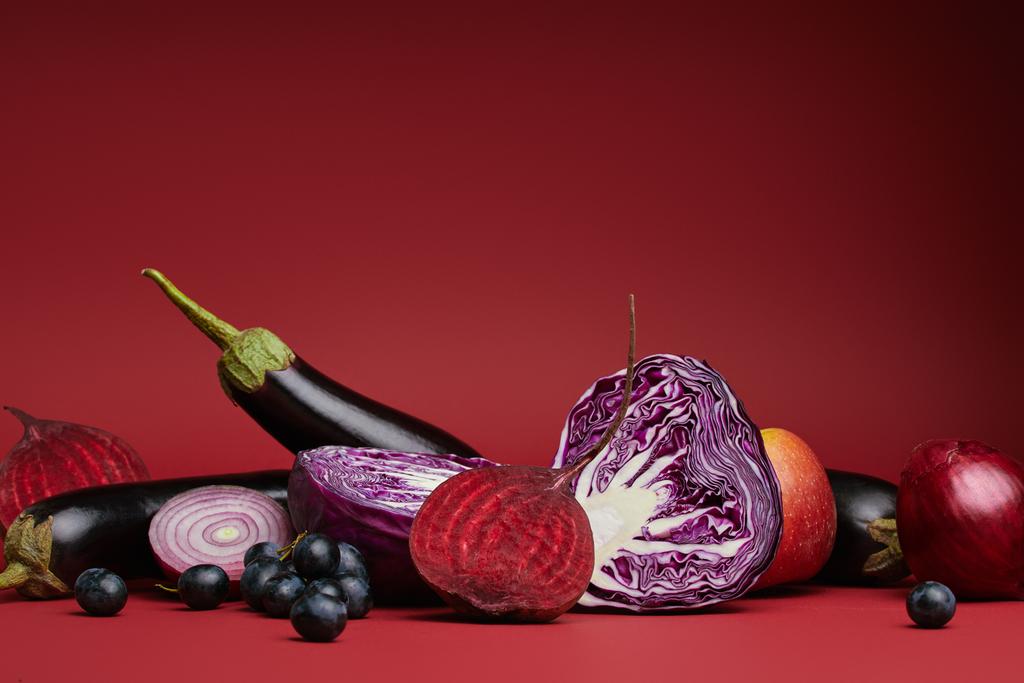 vista de cerca de verduras y frutas orgánicas frescas maduras sobre fondo rojo
 - Foto, imagen
