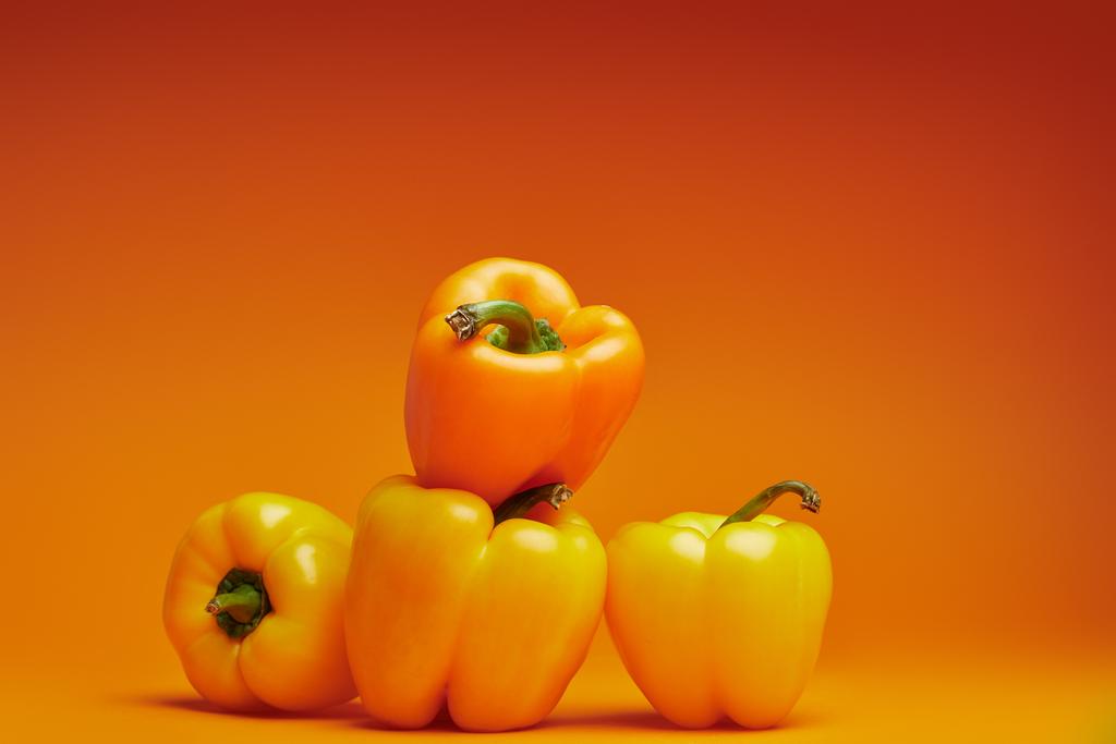 крупный план свежих органических перцев на апельсине
 - Фото, изображение
