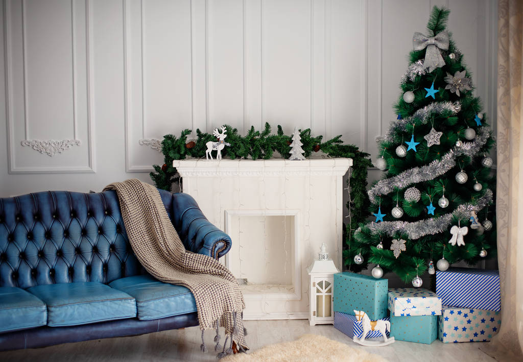 Egy karácsonyfa, és a kandalló mellett fehér kandallós szoba - Fotó, kép
