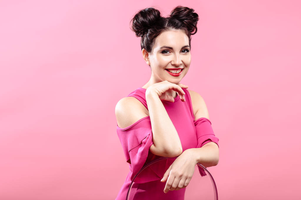 Krásy portrét mladé ženy Černovlásky na zářivě růžové pozadí. Model s make-up a účes, closeup, módní glamour Foto - Fotografie, Obrázek