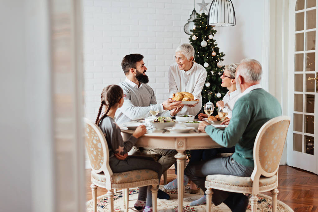 Perhe kokoontui joululomalla, juhlii, lounastaa
  - Valokuva, kuva