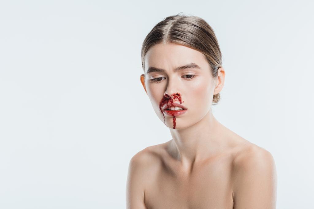 傷ついた女性家庭内暴力の白で隔離後の顔に血が付いた - 写真・画像