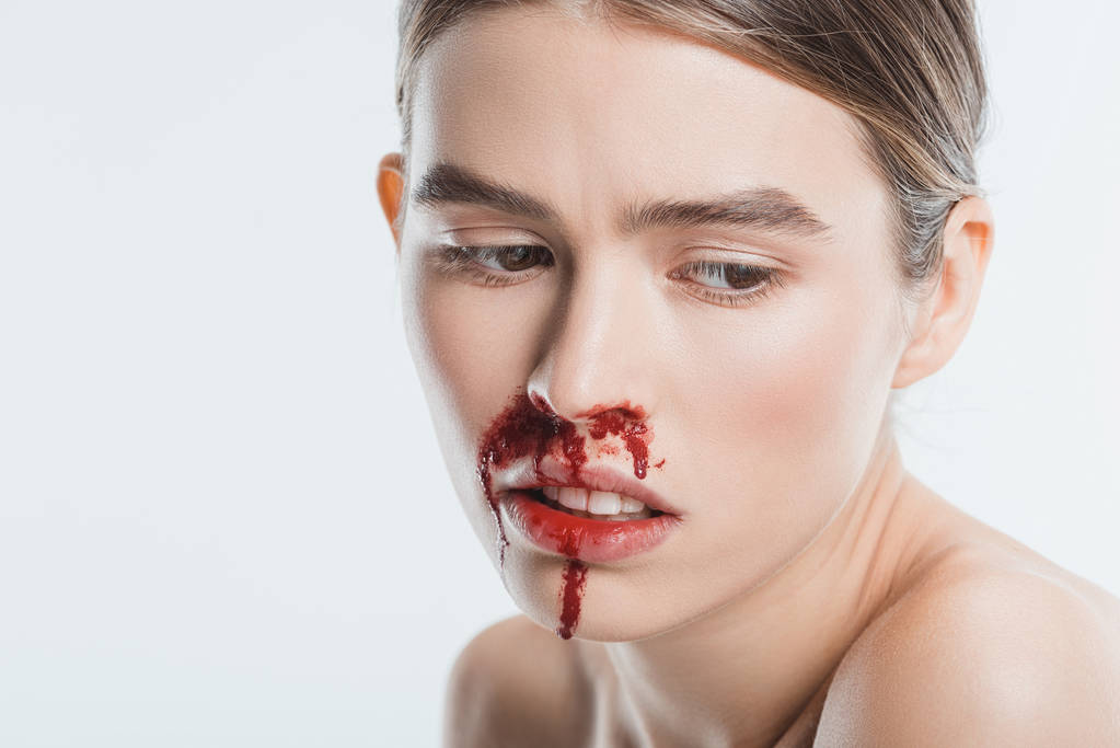 κοντινό πλάνο του λυπημένος πληγωμένη γυναίκα με το αίμα στο πρόσωπο μετά την ενδοοικογενειακή βία που απομονώνονται σε λευκό - Φωτογραφία, εικόνα