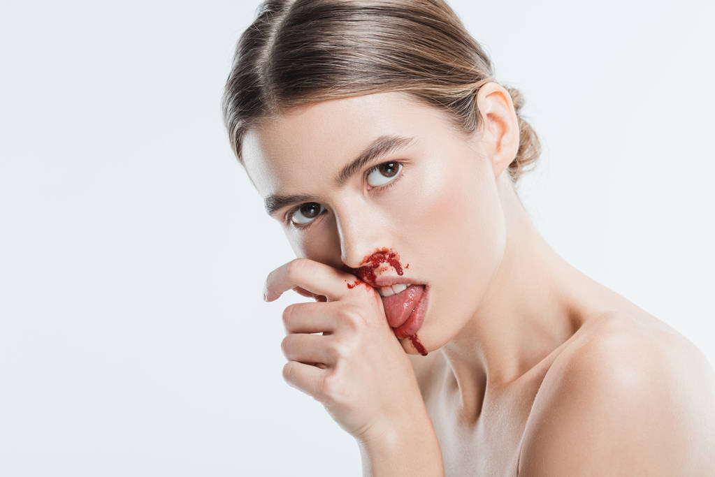 mujer desnuda con lesión en la cara lamer sangre de la mano aislada en blanco
 - Foto, imagen