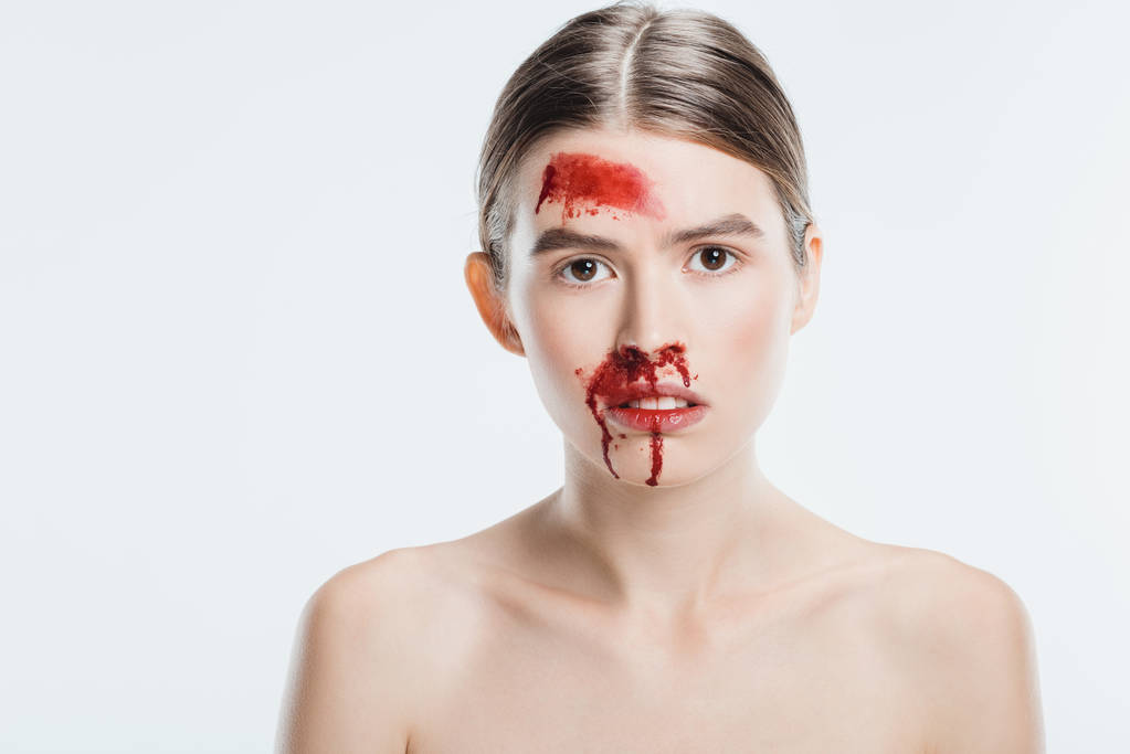 vrouwelijke slachtoffer van huiselijk geweld met bloed op gezicht geïsoleerd op wit - Foto, afbeelding