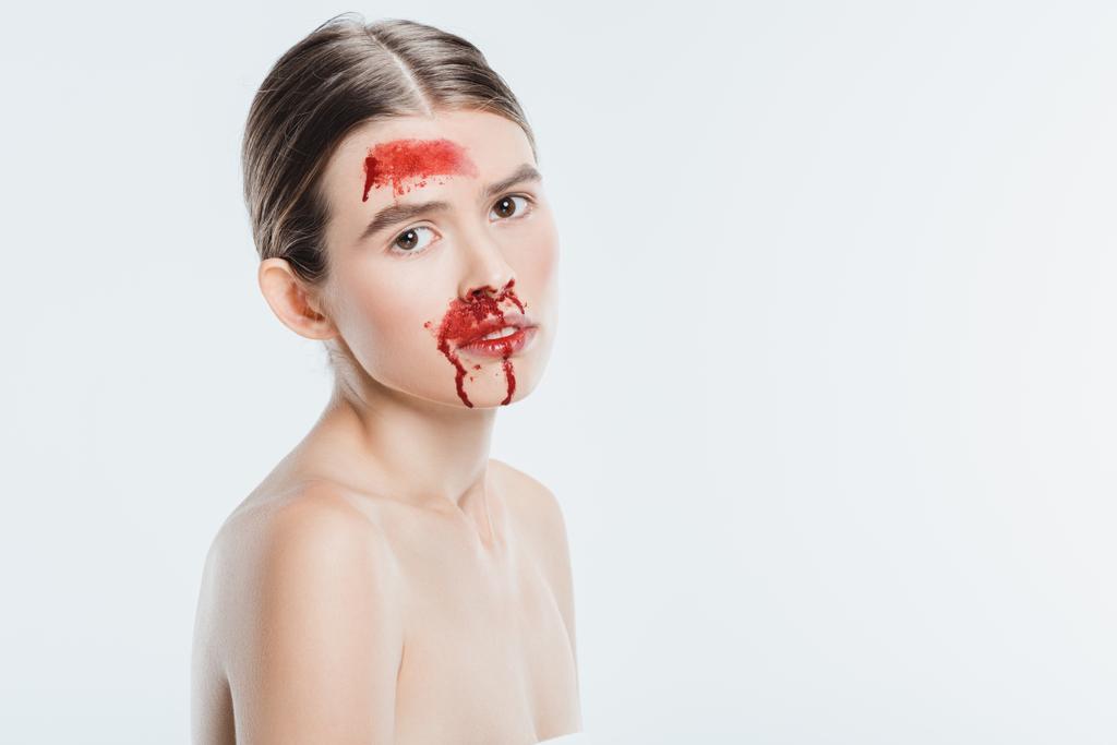 Nahé ženské domácího násilí oběti s rudou krví izolované na bílém - Fotografie, Obrázek