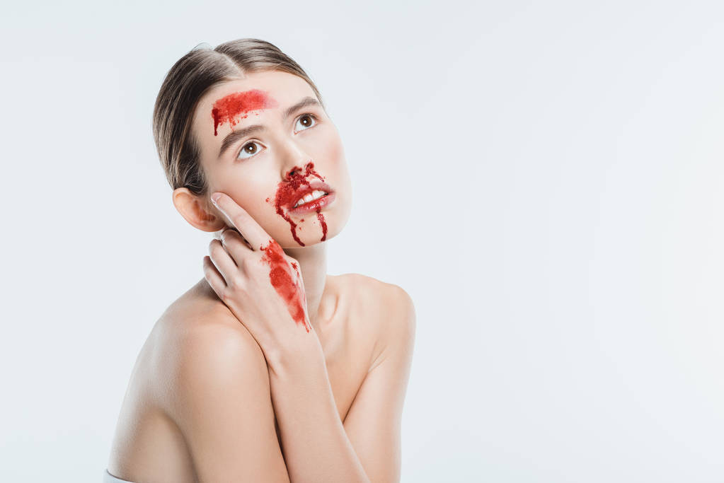 Γυμνό γυναίκα εσωτερική θύμα βίας με κόκκινο αίμα που απομονώνονται σε λευκό - Φωτογραφία, εικόνα
