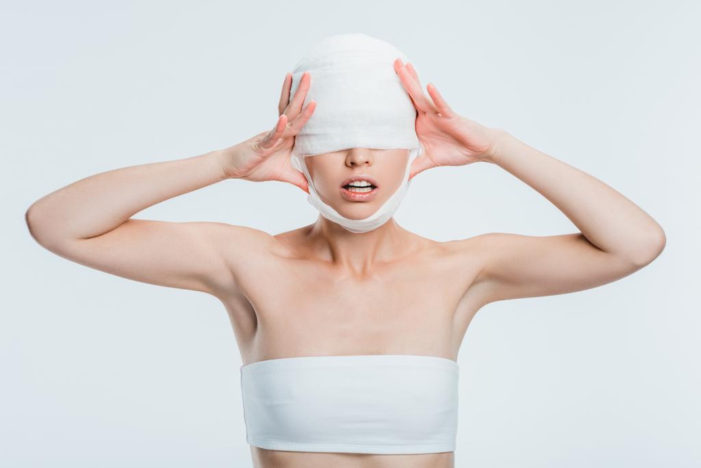 kadın baş beyaz izole dokunmadan bandaj ile - Fotoğraf, Görsel