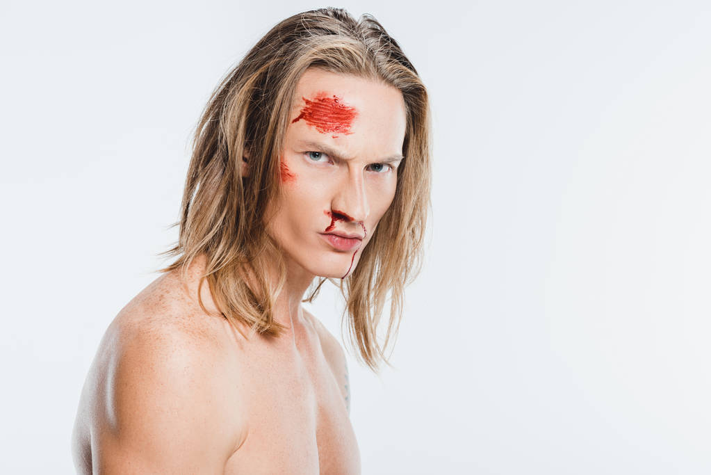 vážně naštvaná nahého muže s krví na tváři izolované na bílém - Fotografie, Obrázek