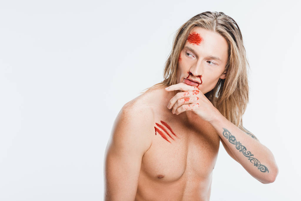 hombre guapo desnudo con heridas sangrientas en la piel aislada en blanco
 - Foto, imagen