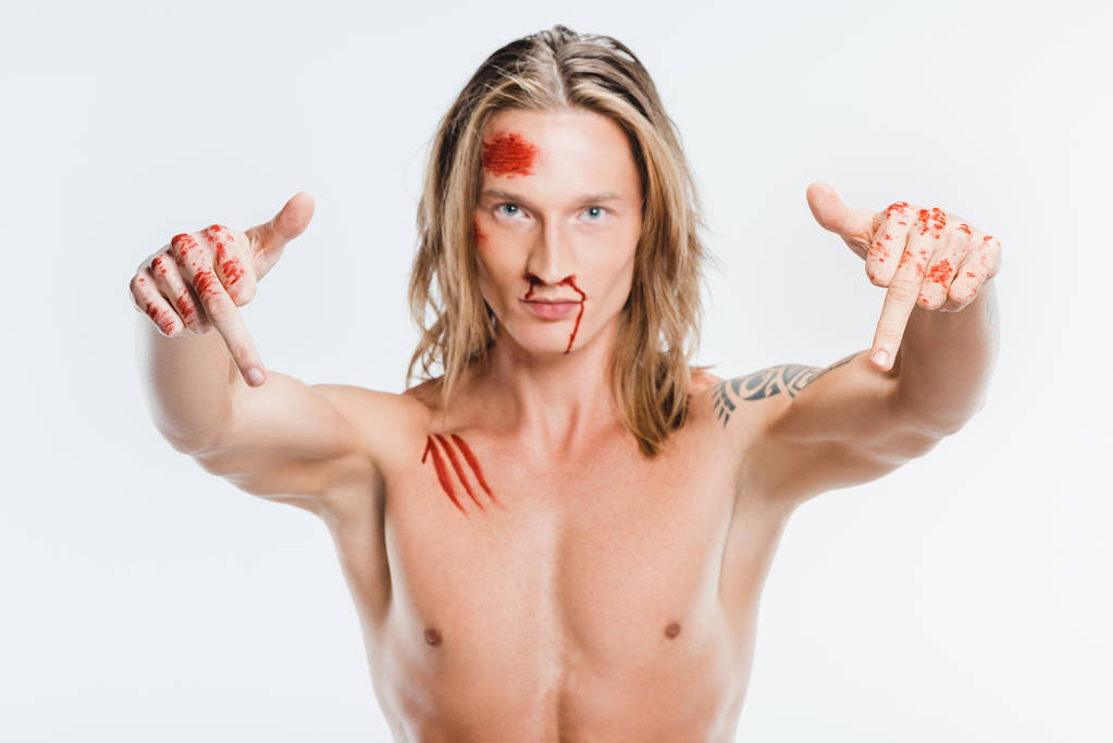 оголена красива людина з кривавими ранами, що показують середні пальці ізольовані на білому
 - Фото, зображення