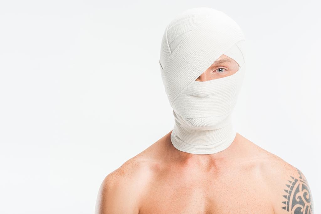 εσωτερικη γυμνό άνδρα με επιδέσμους πάνω από το κεφάλι μετά από πλαστικές επεμβάσεις που απομονώνονται σε λευκό - Φωτογραφία, εικόνα