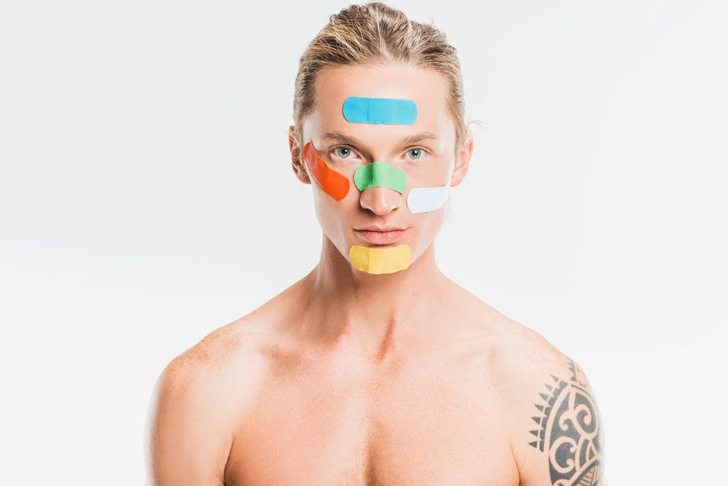 hombre guapo desnudo con parches multicolores en la cara aislado en blanco
 - Foto, Imagen