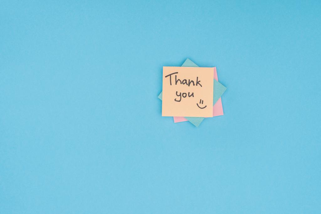 notes collantes colorées avec lettrage de remerciement isolé sur fond bleu
 - Photo, image