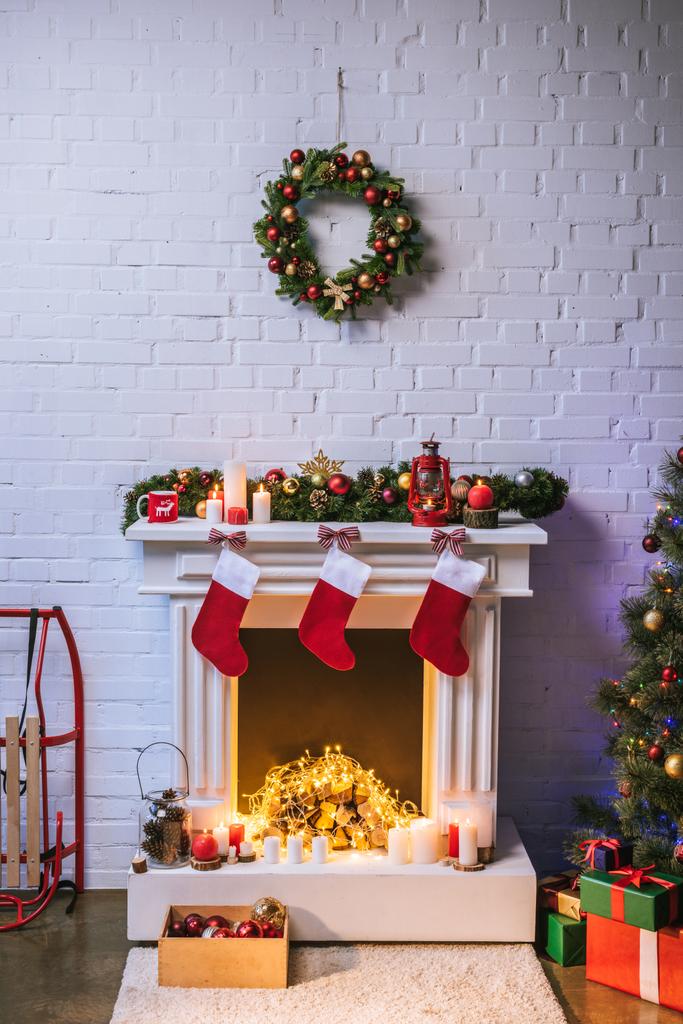 Cheminée avec décorations près de l'arbre de Noël à la maison
 - Photo, image