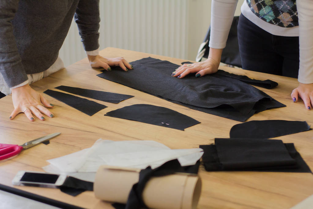 Εργαστήριο μοδίστρα, διεργασίες του ράφτη που εργάζεται στο studio με ρούχα - Φωτογραφία, εικόνα