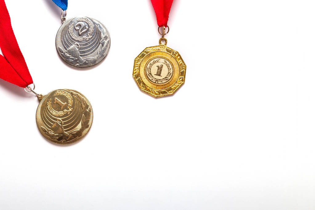 Medalhas de ouro e prata com fita sobre fundo branco. Isolado. Espaço de cópia
 - Foto, Imagem