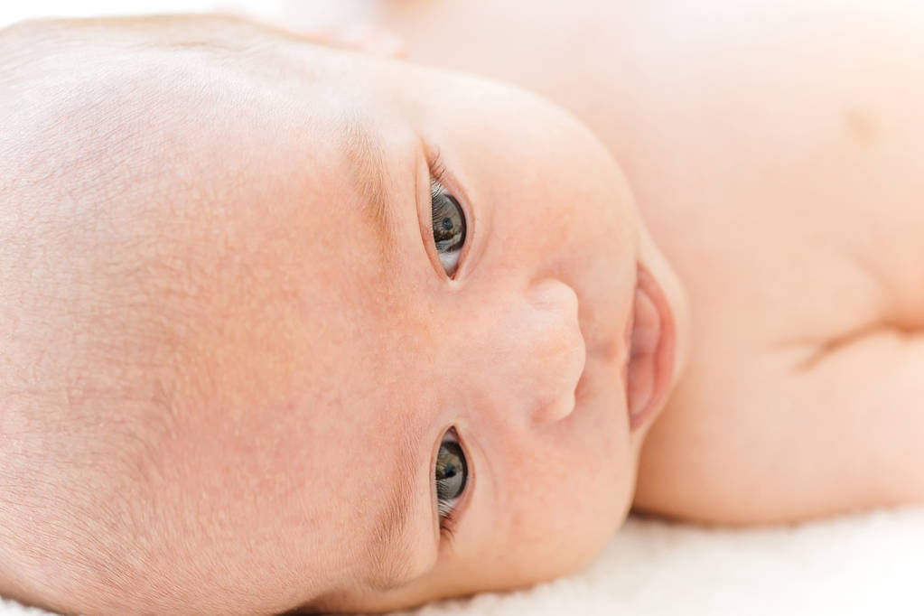 yaşamın ilk ay üzerinde şirin yeni doğan bebek - Fotoğraf, Görsel