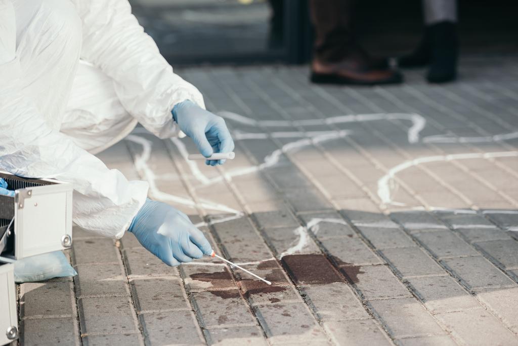 criminologue masculin en combinaison de protection et gants en latex prélevant des échantillons de sang sur les lieux du crime
 - Photo, image