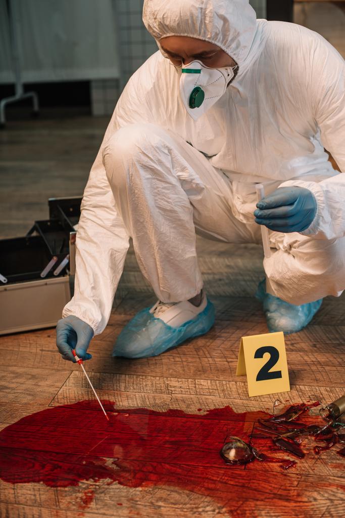обрізаний вид судової експертизи в латексних рукавичках, що приймають зразки крові на місці злочину
 - Фото, зображення